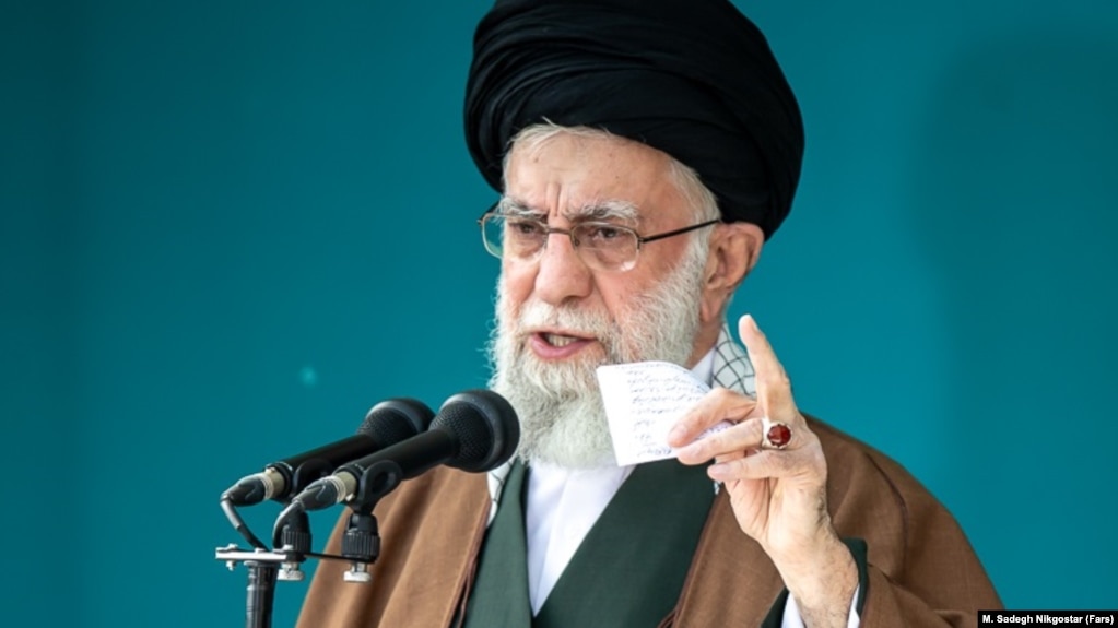 علی خامنه‌ای بارها علیه آموزش زبان انگلیسی در مدارس سخنرانی کرده است