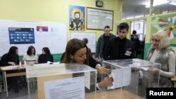 Izborni zvaničnici vrše pripreme na biračkom mestu na dan parlamentarnih izbora u Beogradu, Srbija, 17. decembra 2023. 