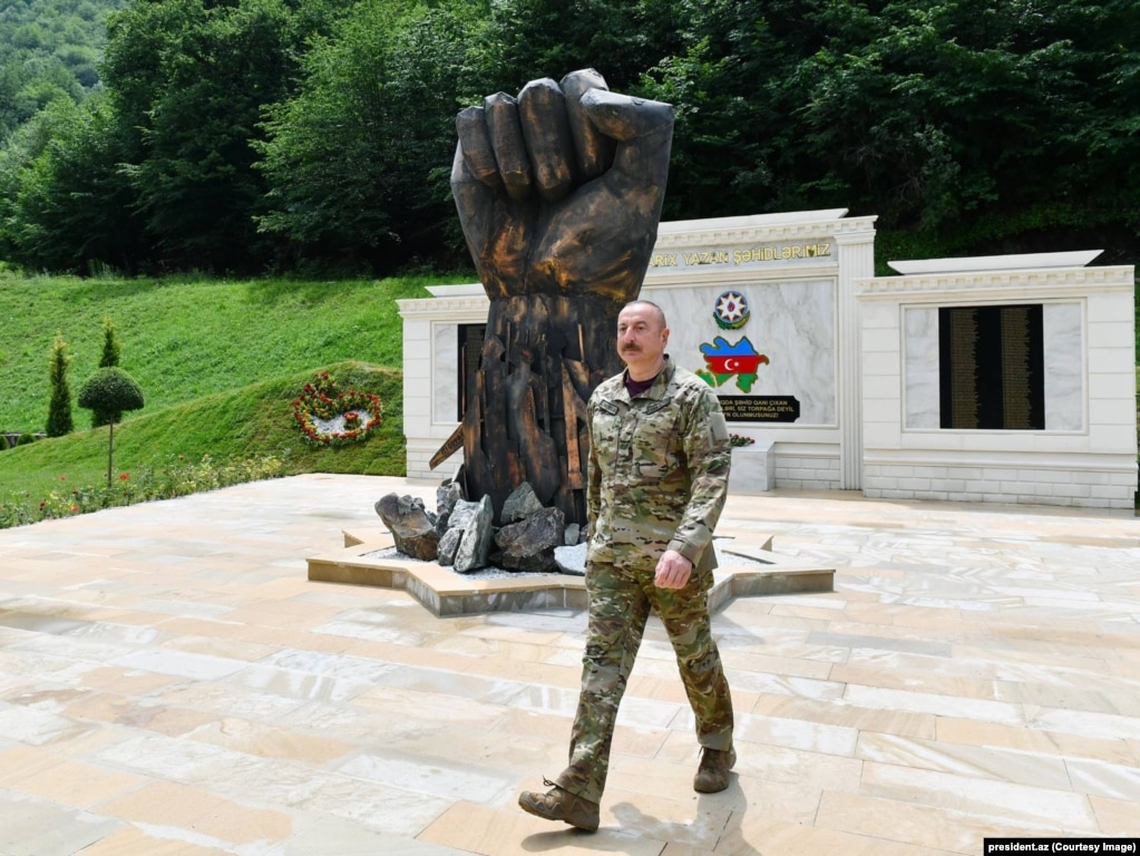 Ilham Aliyev në një memorial të sapondërtuar për trupat azerbajxhanas në rrethinën Kelbadjar, qershor 2022.