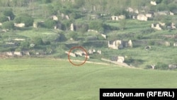 Հայաստանի և Ադրբեջանի սահմանին տեղադրված սյուներ
