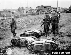 Британски войници във Франция стоят сред пленени германски автомобили за разрушаване с дистанционно управление "Голиат" по време на битката за Нормандия през 1944 г.