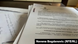 Dokumentacija Andreja Gnjota na stočiću u dnevnoj sobi, 14. jun 2024.