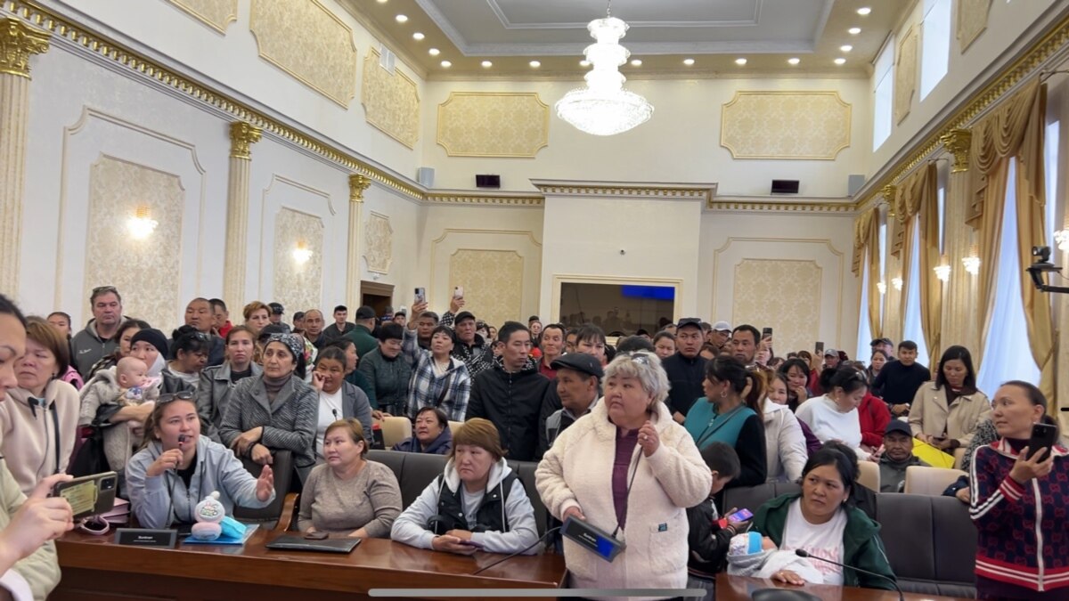 Пострадавшие от паводков жители затопленных дач в Уральске требуют нового  жилья