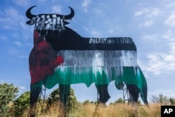 Un billboard cu taurul emblematic spaniol purtând lozinci pro-palestinene în mai 2024, după ce Spania a recunoscut, printre primele din UE, statul palestinian.