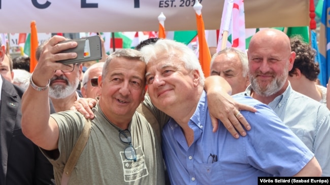 Bayer Zsolt kormányközeli véleményformáló és Semjén Zsolt miniszterelnök-helyettes szelfizik Budapesten 2024. június 1-jén