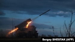 Українські військові ведуть вогонь по російських позиціях поблизу Бахмута, 23 квітня 2023 року