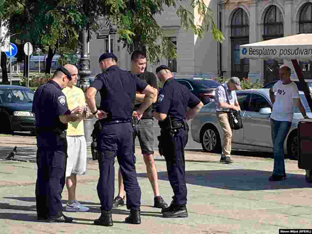 Ispred Glavnog kolodvora u Zagrebu policija legitimiše dva putnika.