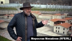  Археологът проф. Николай Овчаров пред макета, показан като копие на античния град Севтополис. 