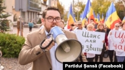 Alexei Lungu, liderul Partidului Șansă, în fruntea unui marș „Pentru alegeri corecte", desfășurat la Chișinău pe 27 octombrie. 