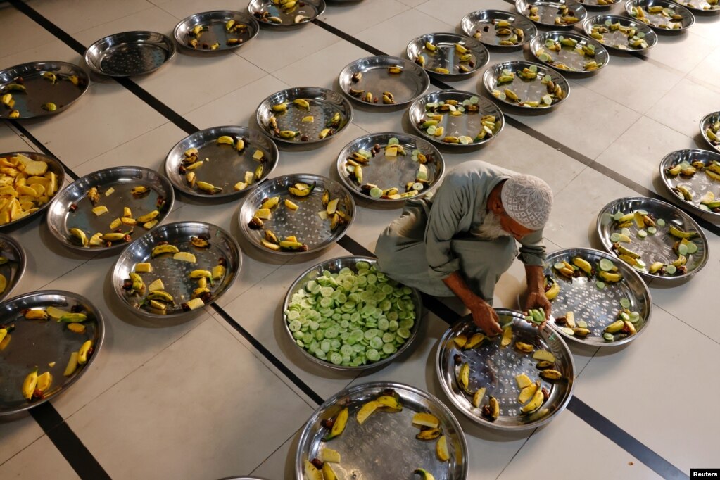 Një burrë përgatit ushqimet për iftar gjatë Ramazanit në Dhaka, Bangladesh, 12 mars 2024.