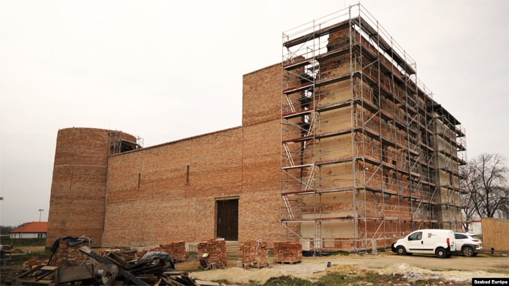 A kisvárdai vár felújítás közben 2024 márciusában. Az unió 2,2 milliárd forintot adott az épület felújítására, ami befuccsolt. A megrendelő januárban bontotta fel a szerződést a kivitelező céggel, amelynek ügyvezetője arról beszélt, hogy a helyi erős emberek már korábban mondták neki: jobb lenne, ha átadná más vállalkozónak a vár felújítását. Nem tette