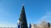 На входе на набережную со стороны Кипарисовой аллеи установлена новогодняя елка