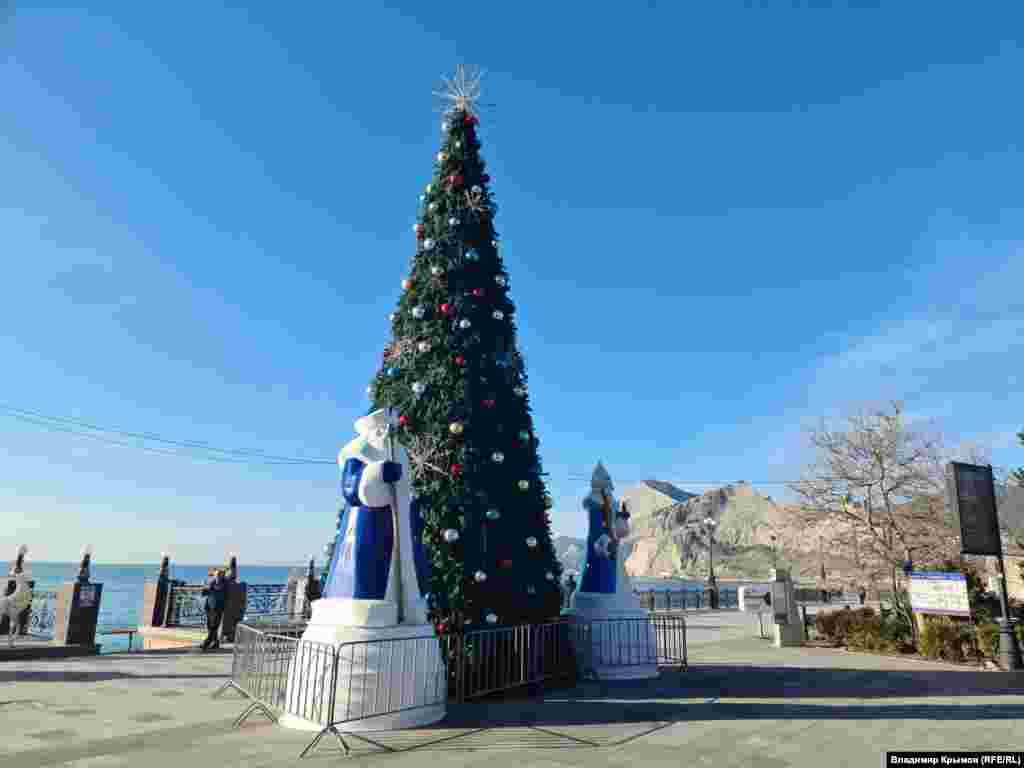 На входе на набережную со стороны Кипарисовой аллеи установлена новогодняя елка