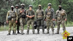 Na fotografiji koju je bjelorusko Ministarstvo odbrane objavilo 20. jula, bjeloruske specijalne snage i plaćenici poziraju tokom manevara u blizini pograničnog grada Bresta.