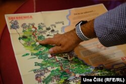 Hasan Mehmedović pokazuje mapu na kojoj je prikazan put na kojem je proveo 80 dana bježeći nakon pada Srebrenice 1995. godine