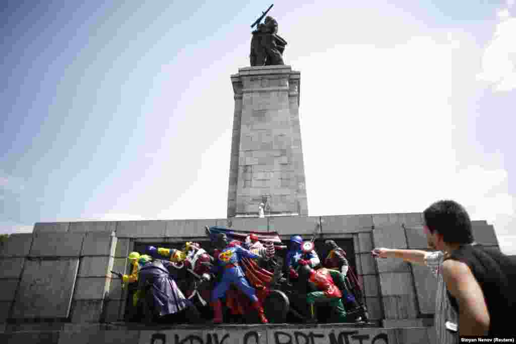 Iunie 2011: Relieful care înfățișează soldații sovietici avansând în luptă a fost pictat în culori de supereroi, Roland McDonald și Moș Crăciun.&nbsp; Sub relief, graffiti-ul transmite mesajul: &bdquo;În pas cu vremurile&rdquo;.