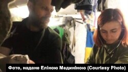 Прикордонниця-медик Еліна Мединіна надає медичну допомогу на заводі «Азовсталь» 