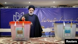 Iranski predsjednik Ebrahim Raisi daje svoj glas na parlamentarnim izborima u Teheranu 1. marta. "Islamska republika je sada neustavna teokratija kojom vlada manjina", kaže iranski stručnjak.