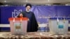 İran prezidenti İbrahim Rəisi martın 1-də Tehranda keçirilən parlament seçkilərində səs verir.