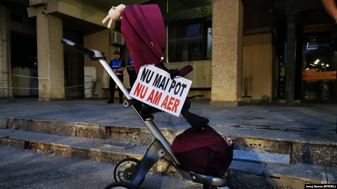 În Botoșani au loc proteste în fiecare seară legate de felul în care a fost tratată Alexandra, tânăra femeie însărcinată care a murit la maternitatea Spitalului Județean.
