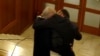Captură de ecran cu unul din momentele altercației între parlamentarii Dan Vîlceanu (în dreapta) și Florin Roman, în mai 2024. 