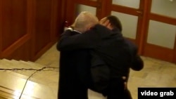 Captură de ecran cu unul din momentele altercației între parlamentarii Dan Vîlceanu (în dreapta) și Florin Roman, în mai 2024. 