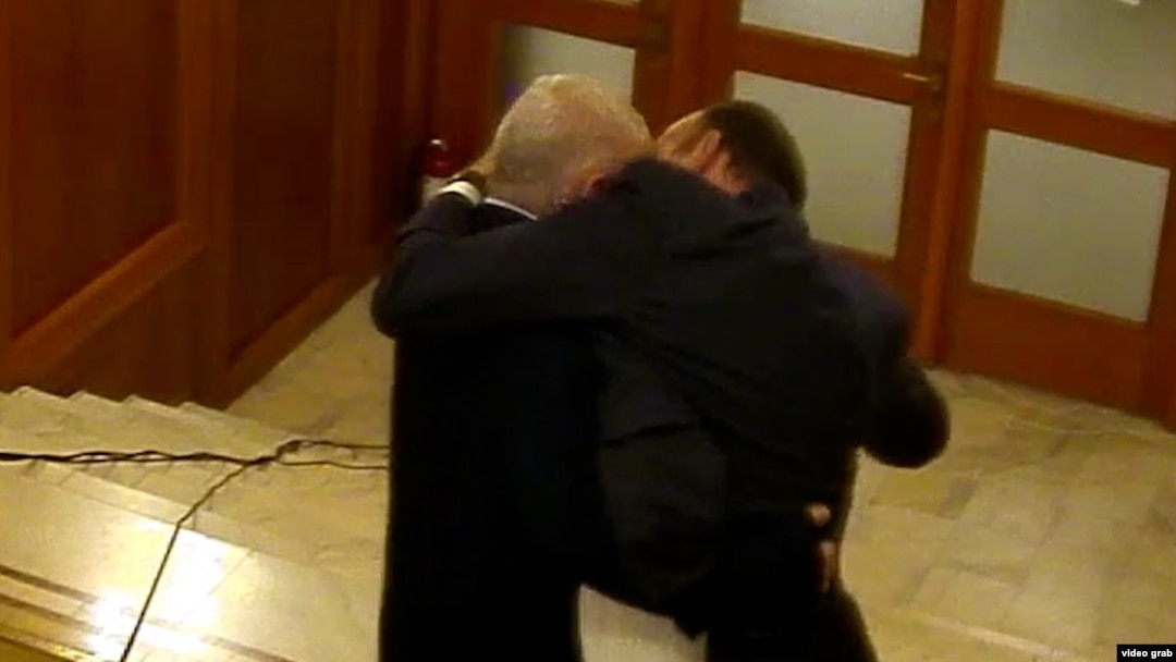 Momentul altercației dintre deputații Dan Vîlceanu și Florin Roman a fost surprins pe camerele de supraveghere ale Parlamentului.