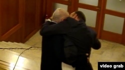 Momentul altercației dintre deputații Dan Vîlceanu și Florin Roman a fost surprins pe camerele de supraveghere ale Parlamentului.