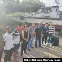 Cel puțin 12 persoane au fost evacuate de pe nava avariată.