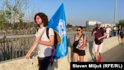 Aktivisti pešače iz Beograda ka Loznici na zapadu Srbije, kako bi prisustvovali protestu protiv kompanije Rio Tinto i iskopavanja litijuma, 25. jun 2024. 
