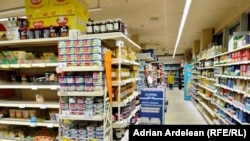 Distribuitorii au venit cu propriile propuneri pentru ca ordonanța privind ieftinirea alimentelor să poată fi aplicată de marți, 1 august. Supermarket, imagine generică