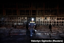Співробітник теплоелектростанції у диспетчерській ТЕС після російського ракетного удару, 12 квітня 2024 року
