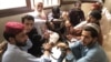 تعدادی از افغانهای که به وسیله پولیس پاکستان بازداشت و به زندان افگنده شده اند