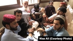 تعدادی از افغانهای که به وسیله پولیس پاکستان بازداشت و به زندان افگنده شده اند