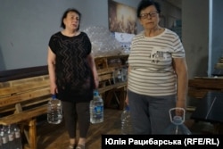 Люди набирають воду баклажками, Нікополь, Дніпропетровська область, червень 2024 року
