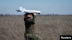 Український військовий запускає дрон поблизу лінії фронту, фото ілюстративне