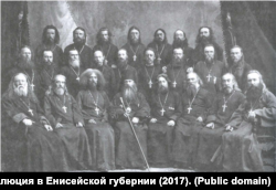 Участники епархиального съезда (в центре – епископ Никон), апрель 1917 г.
