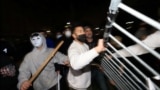 یورش افراد نقاب‌دار به چادرهای طرفداران فلسطین در محوطه دانشگاه یوسی‌ال‌ای