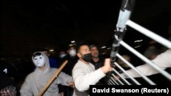 Grupa demonstranata pokušava da ukloni barikade u propalestinskom kampu u kampusu Univerziteta Kalifornije, Los Anđeles (UCLA), Kalifornija, SAD, 1. maja 2024.