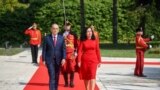 КОСОВО -&nbsp;Косовската претседателка Вјоса Османи на 4 септември, ја обвини Србија дека има дестабилизирачки план за Западен Балкан, сличен на оној, како што рече, што Русија го спроведе во Украина во 2014 година.<br />
<br />
За време на официјалната посета на Албанија, Османи порача дека сите демократски држави во регионот треба да го спречат спроведувањето на тој план.