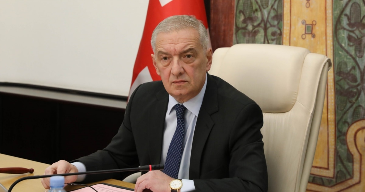 გია ვოლსკი „ინერციით“ თითის მიჭერით ხსნის გახარიას პარტიის კანონპროექტზე მხარდაჭერას