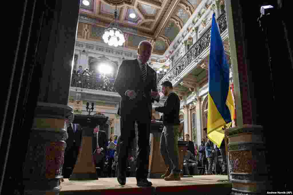 Presidenti i SHBA-së, Joe Biden, dhe presidenti ukrainas, Volodymyr Zelenskiy, duke dalë nga një konferencë shtypi në Uashington më 12 dhjetor.