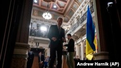 Президент Джо Байден виходить, а президент України Володимир Зеленський закінчує говорити на брифінгу в Індійській кімнаті договорів виконавчого офісу Ейзенхауера в кампусі Білого дому. Вашингтон, США, 12 грудня 2023 року