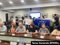 ზუგდიდის საკრებულოს სხდომაზე ევროკავშირის დროშა გაშალეს.