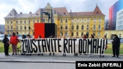Poruka na transparentu u središtu Zagreba, 24. veljače 2023.