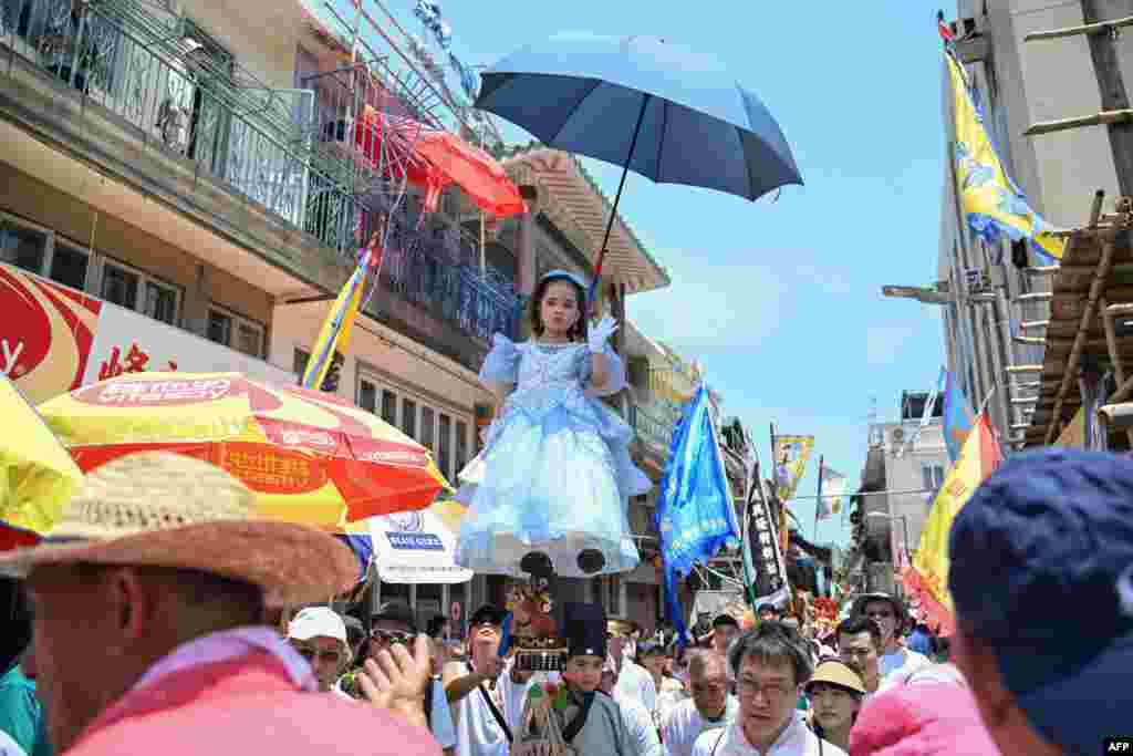 Djevojčica na paradi &quot;Piu Sik&quot; na otoku Cheung Chau u sklopu festivala bundi u Hong Kongu, 15. maja 2024.