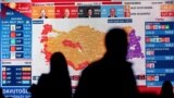 Президент пен парламент сайлауына дауыс беру аяқталғаннан кейін теледидардан сайлаудың нәтижесі туралы алдын ала деректерді қарап тұрған адамдар. Түркия, Стамбұл, 14 мамыр, 2023 жыл