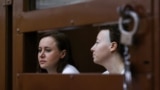 დრამატურგი სვეტლანა პეტრიიჩუკი და რეჟისორი ევგენია ბერკოვიჩი სასამართლო დარბაზში