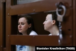 Светлана Петрийчук и Евгения Беркович во время рассмотрения жалобы на продление ареста в Хамовническом суде Москвы
