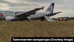 Самолет "Уральских авиалиний" после экстренной посадки